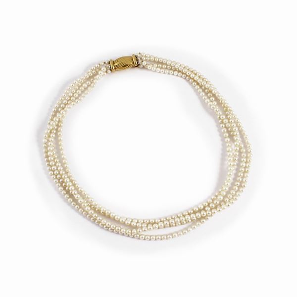 CULTURED PEARL NECKLACE WITH GOLD CLASP