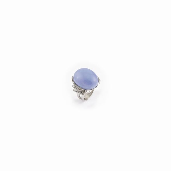CHALCEDONY, DIAMOND AND GOLD RING