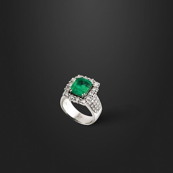 COLOMBIA EMERALD, DIAMOND AND GOLD RING