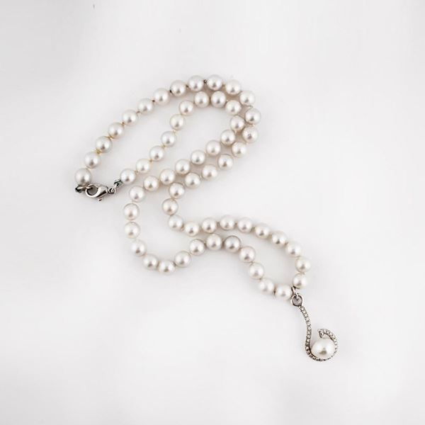 CULTURED PEARL, DIAMOND AND GOLD NECKLACE