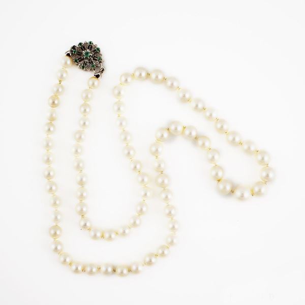CULTURED PEARL NECKLACE WITH EMERALD AND GOLD CLASP