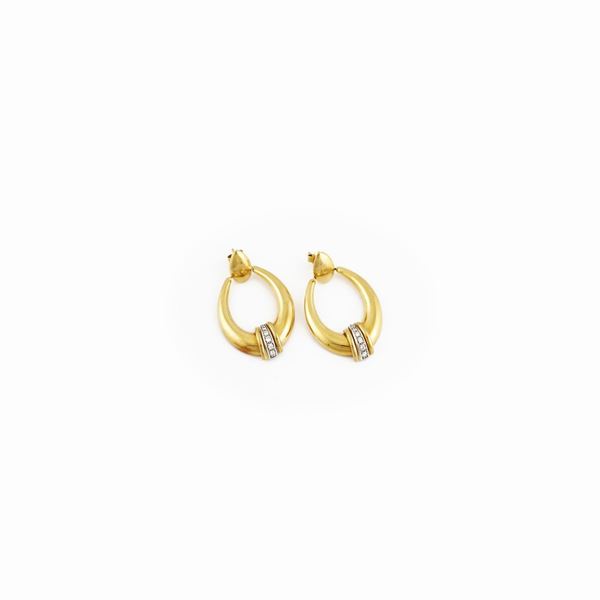 PAIR OF DIAMOND AND GOLD EARRINGS