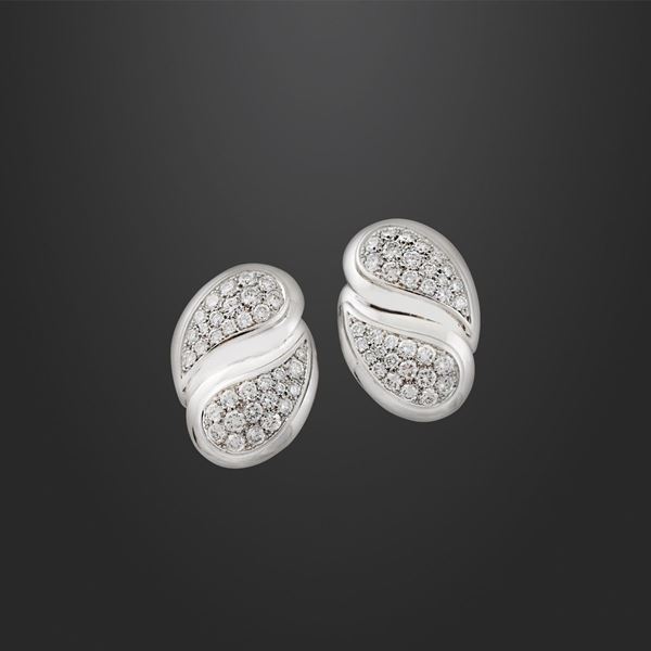 PAIR OF DIAMOND AND GOLD EARRINGS