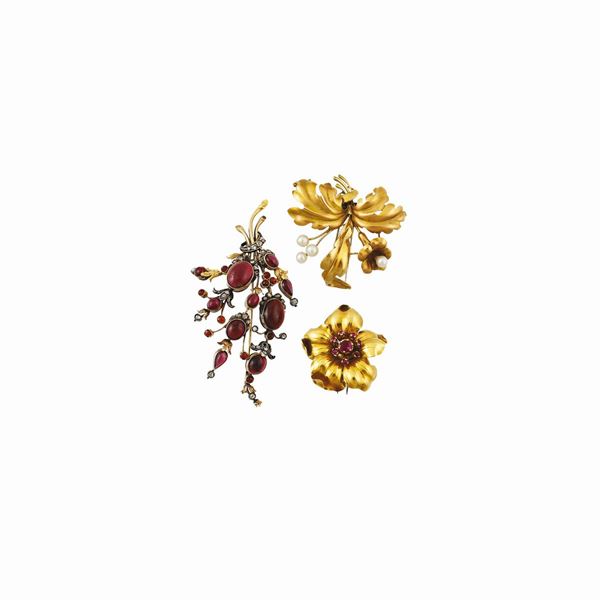 THREE DIAMOND, GARNET, CULTURED PEARL, GOLD AND SILVER BROOCHES  - Auction Timed Auction Jewelry and Watches - Casa d'Aste International Art Sale