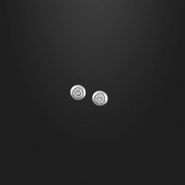 PAIR OF DIAMOND AND GOLD EARRINGS