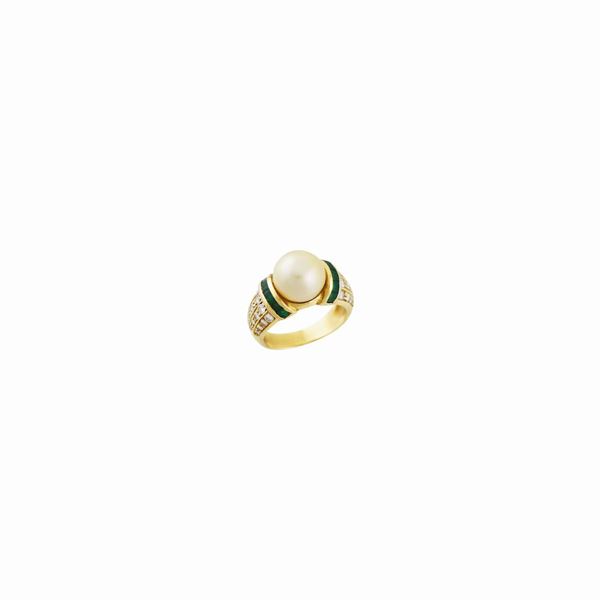 CULTURED PEARL, DIAMOND, EMERALD AND GOLD RING
