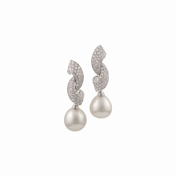 * PAIR OF SOUTH SEA PEARL, DIAMOND AND GOLD EARRINGS