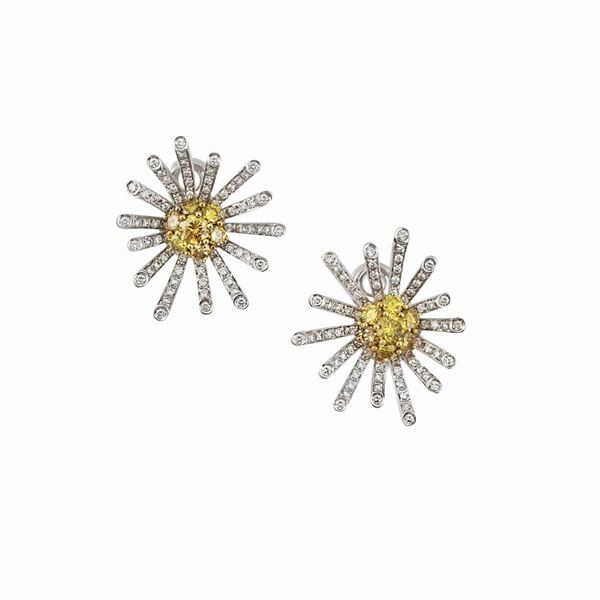 PAIR OF DIAMOND AND GOLD EARRINGS