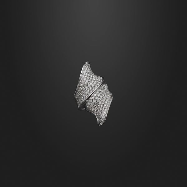 * DIAMOND AND GOLD RING