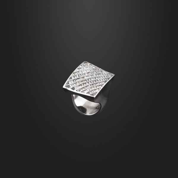 * DIAMOND AND GOLD RING