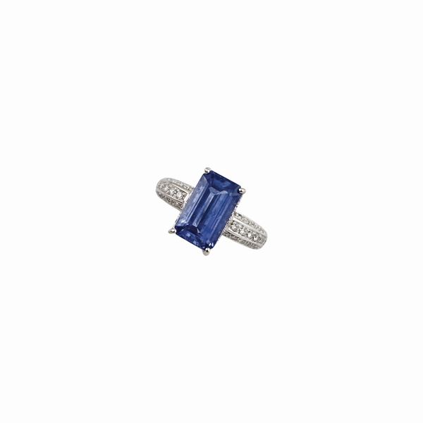 * SAPPHIRE, DIAMOND AND GOLD RING