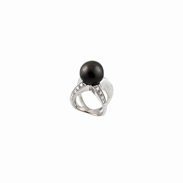 * SOUTH SEA PEARL, DIAMOND AND GOLD RING