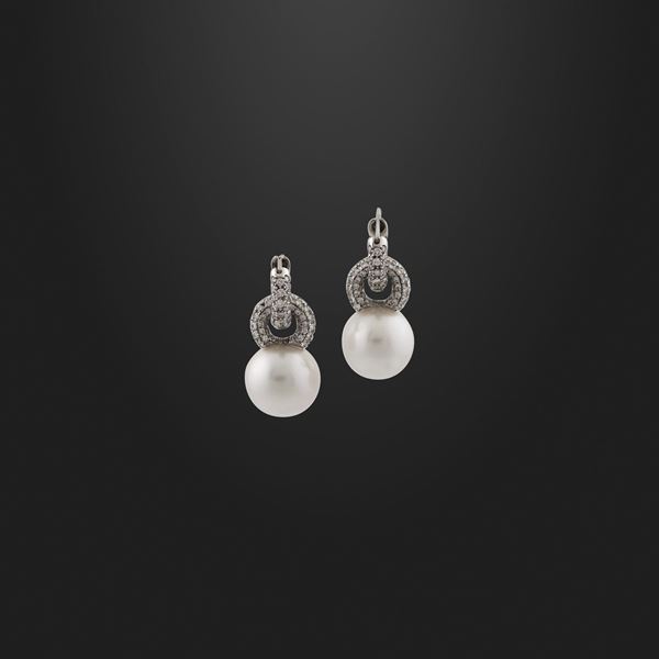 * PAIR OF SOUTH SEA PEARL, DIAMOND AND GOLD EARRINGS