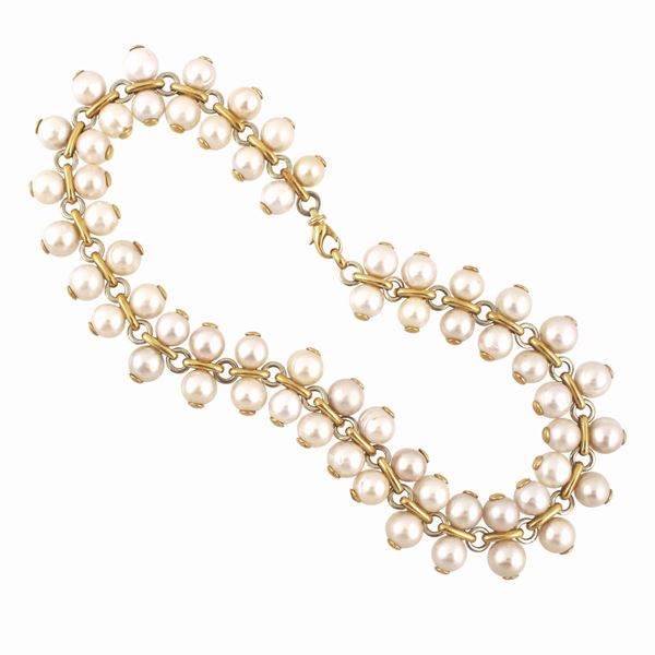 * FRESHWATER PEARL AND GOLD NECKLACE