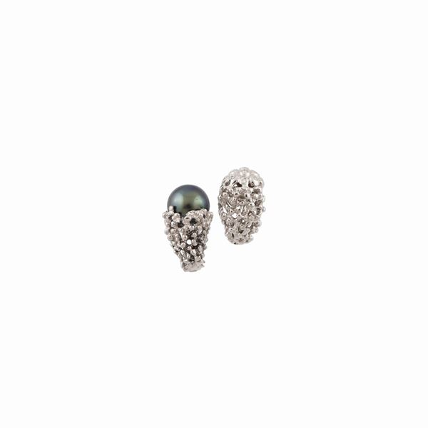 * PAIR OF SOUTH SEA PEARL, DIAMOND AND GOLD EARRINGS