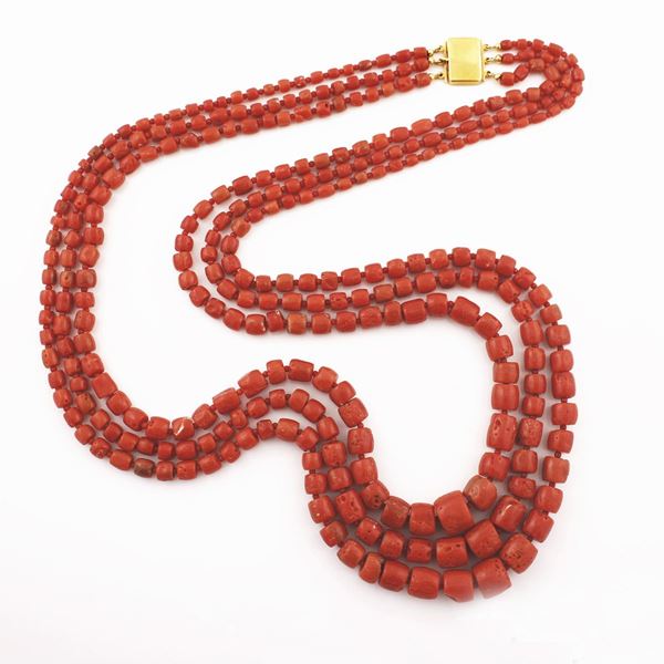 CORAL NECKLACE WITH GOLD CLASP