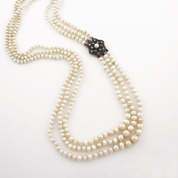 FRESHWATER PEARL NECKLACE WITH GOLD AND SILVER CLASP  - Auction Timed Jewelery Auction - Casa d'Aste International Art Sale