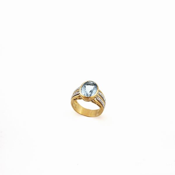 AQUAMARINE, DIAMOND AND GOLD RING