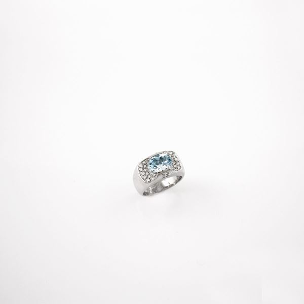 AQUAMARINE, DIAMOND AND GOLD RING