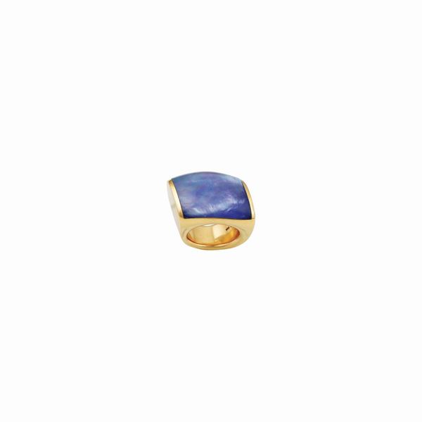 Vhernier - ROCK CRYSTALL, NACRE, SUGILITE AND GOLD RING,  “Plateau”