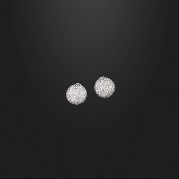 PAIR OF DIAMOND AND GOLD EARRINGS