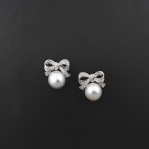 PAIR OF SOUTH SEA PEARL, DIAMOND AND GOLD BROOCHES