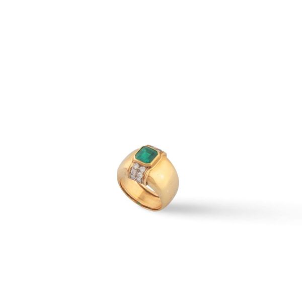 EMERALD, DIAMOND AND GOLD RING