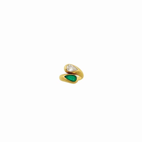 DIAMOND, EMERALD AND GOLD RING
