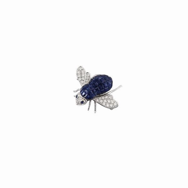 SAPPHIRE, DIAMOND AND GOLD BROOCH