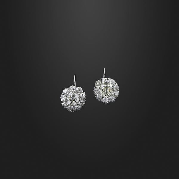 PAIR OF DIAMOND AND GOLD EARRINGS
