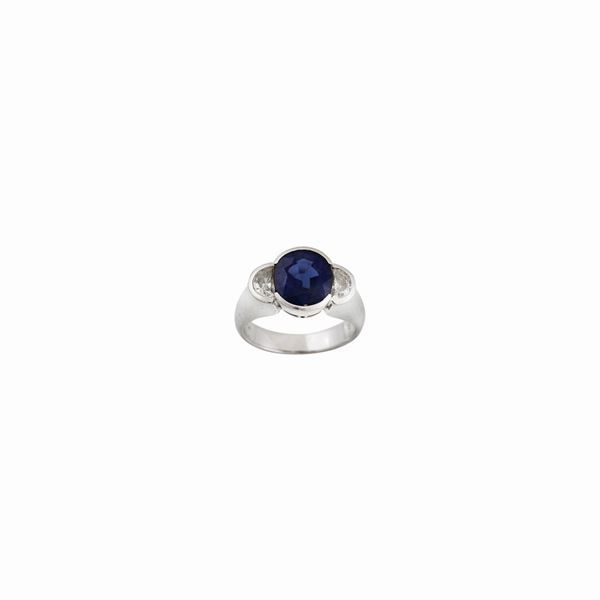 SAPPHIRE, DIAMOND AND GOLD RING