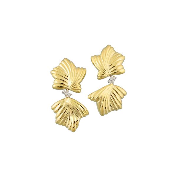 PAIR OF DIAMOND AND GOLD EARRINGS