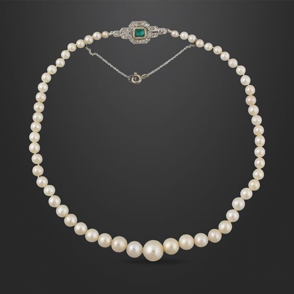 NATURAL PEARL NECKLACE WITH EMERALD AND GOLD CLASP