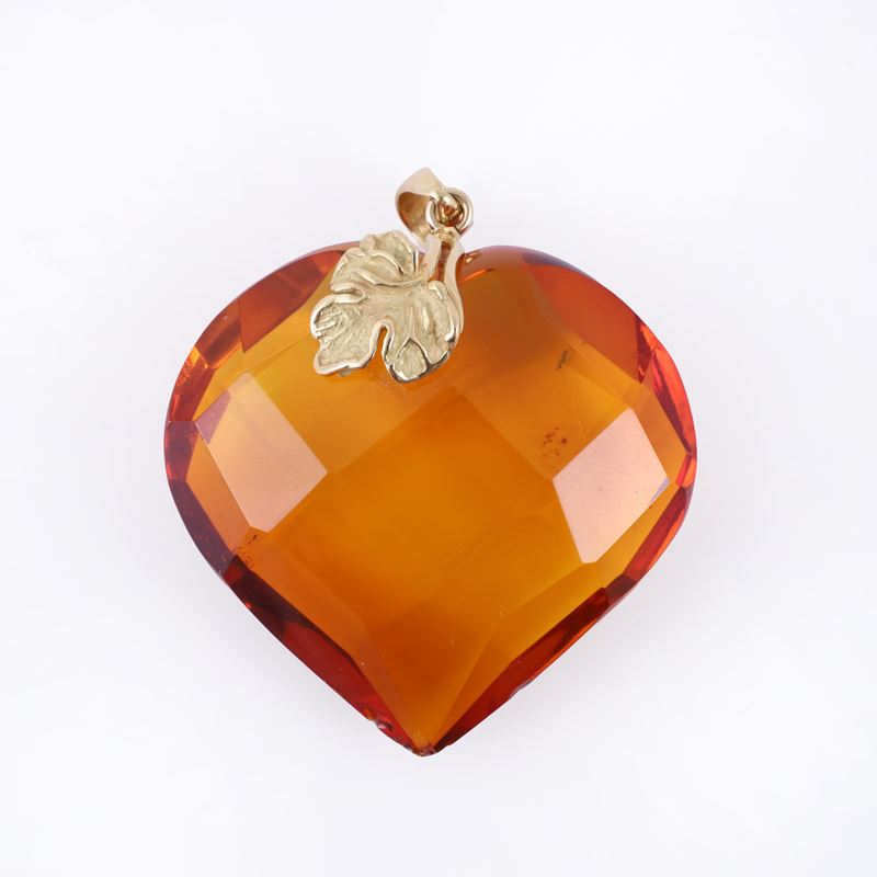 Pendete a cuore sfaccettato in ambra, montatura in oro 18 kt con foglia di vite applicata