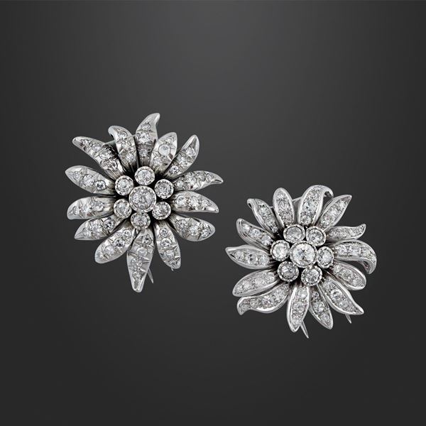 PAIR OF DIAMOND AND GOLD BROOCHES  - Auction Important Jewelry - Casa d'Aste International Art Sale