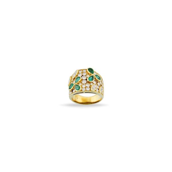 DIAMOND, EMERALD AND GOLD RING