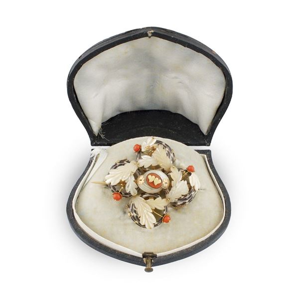SEASHELL, NACRE, CORAL AND GOLD BROOCH  - Auction Important Jewelry - Casa d'Aste International Art Sale