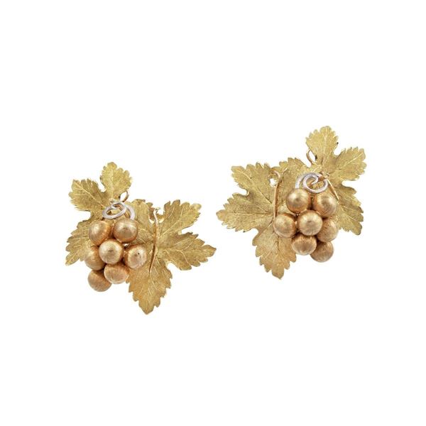 PAIR OF GOLD EARRINGS
