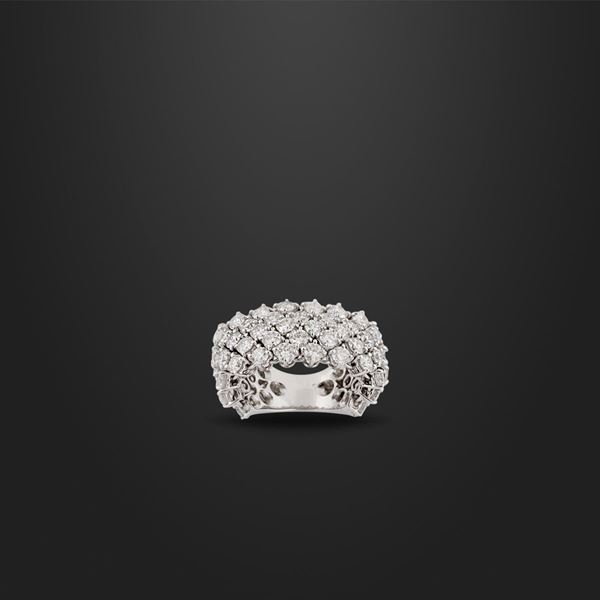 *DIAMOND AND GOLD RING