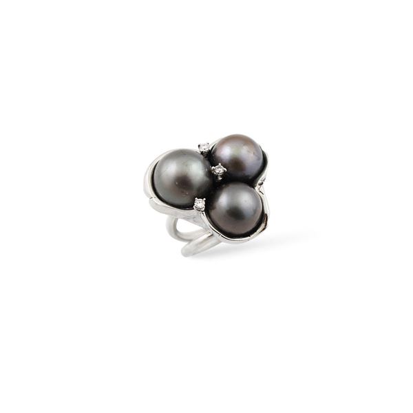 *SOUTH SEA PEARL AND GOLD RING