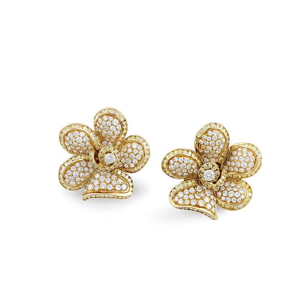 PAIR OF DIAMOND AND GOLD EARRINGS