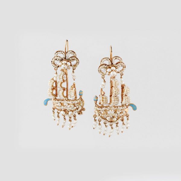 PAIR OF PEARL AND GOLD EARRINGS