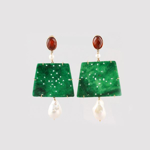 PAIR OF AMBER, CULTURED PEARL, SERPENTINO AND GOLD EARRINGS