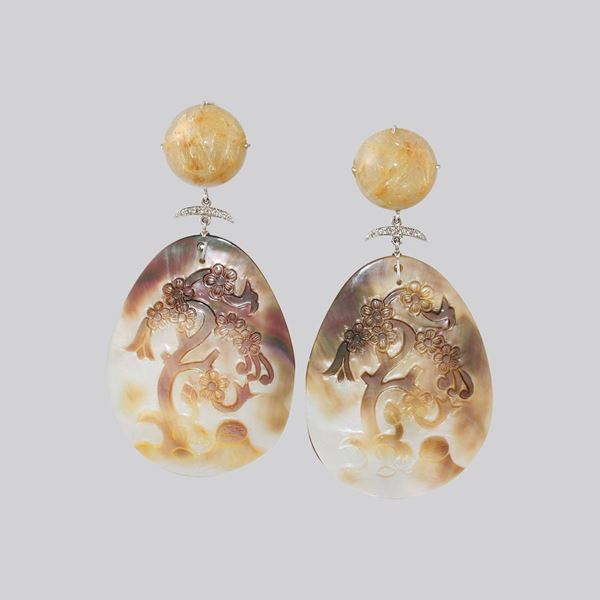 PAIR OF QUARTZ, NACRE’, DIAMOND AND GOLD EARRINGS