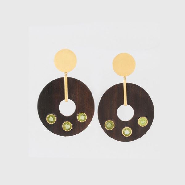 PAIR OF EBONY, PERIDOT AND GOLD EARRINGS