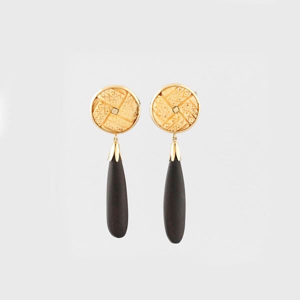 PAIR OF HORN, EBONY AND GOLD EARRINGS