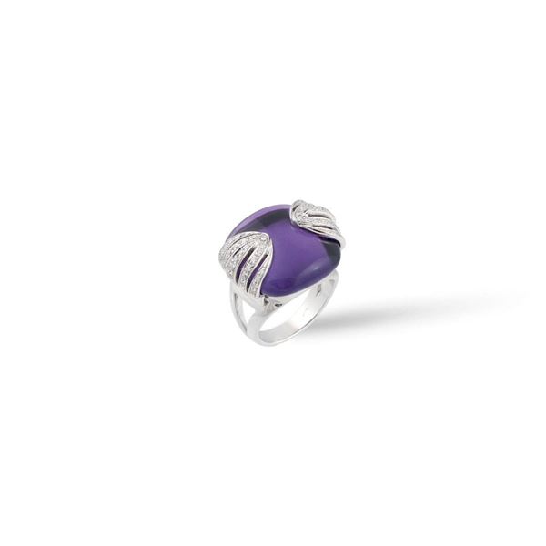 AMETHYST, DIAMOND AND GOLD RING