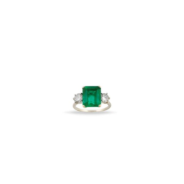 COLOMBIA EMERALD, DIAMOND AND GOLD RING