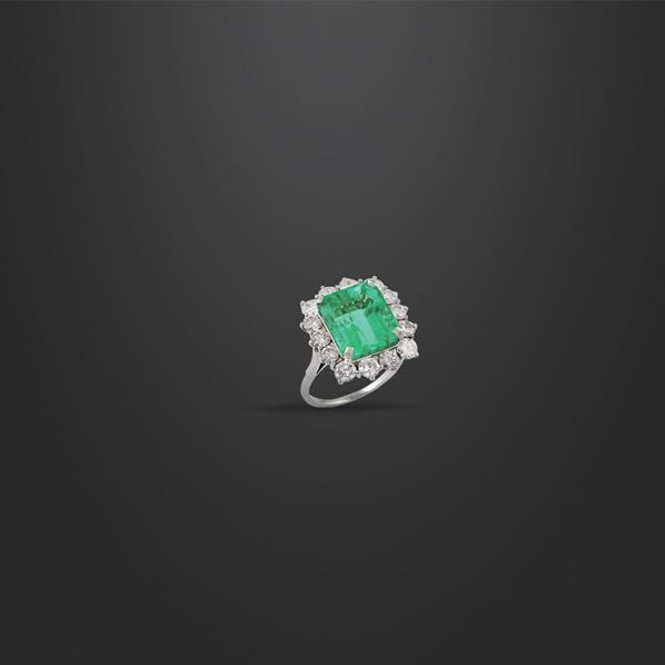 COLOMBIA EMERALD, DIAMOND AND GOLD RING