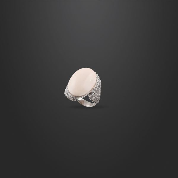 CORAL, DIAMOND AND GOLD RING